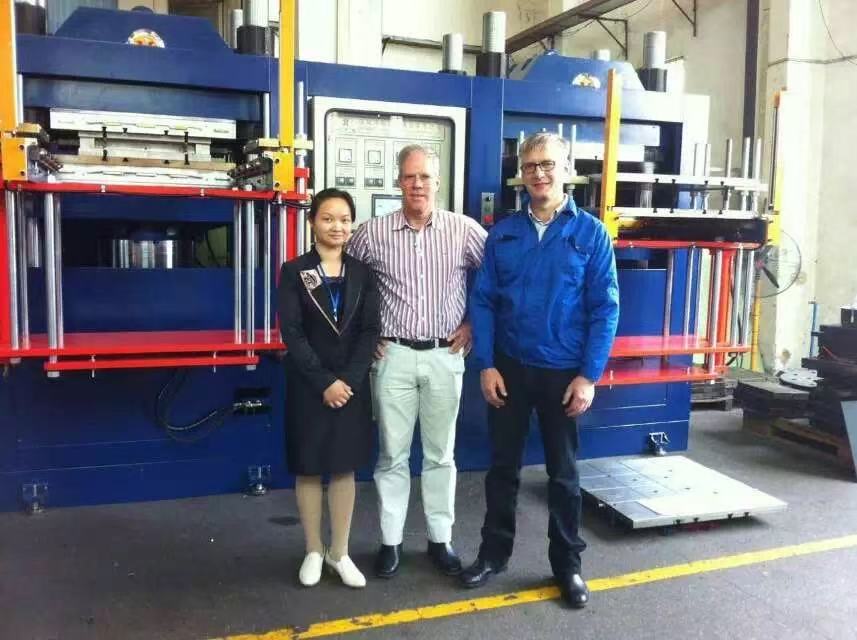 How to locking the mold to the rubber molding machine?
